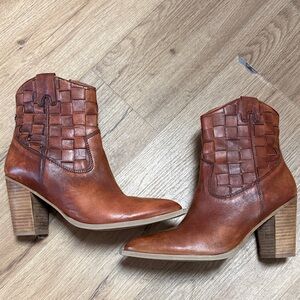 Matisse Dawn Boot. Size 6 Cognac Brown Leather Thick Woven Boots. Like New